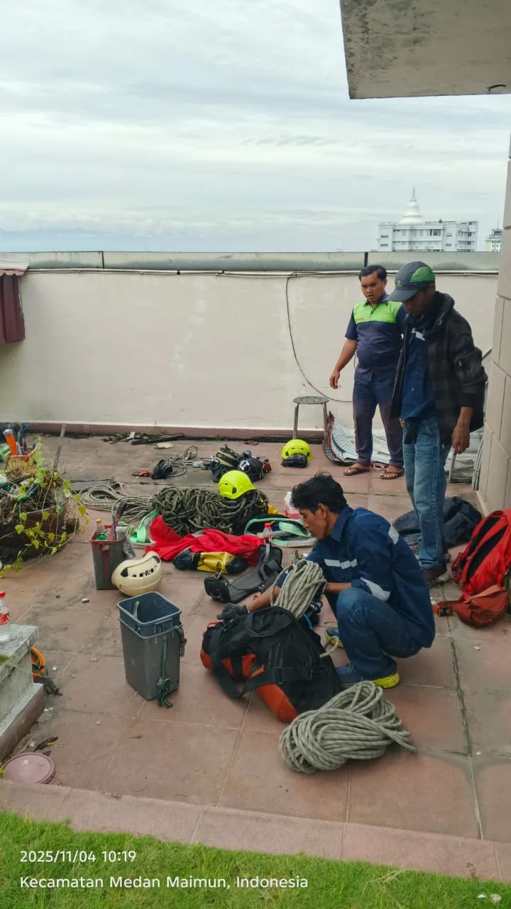 Tim menyiapkan pekerjaan pemasangan ACP di rooftop Medan