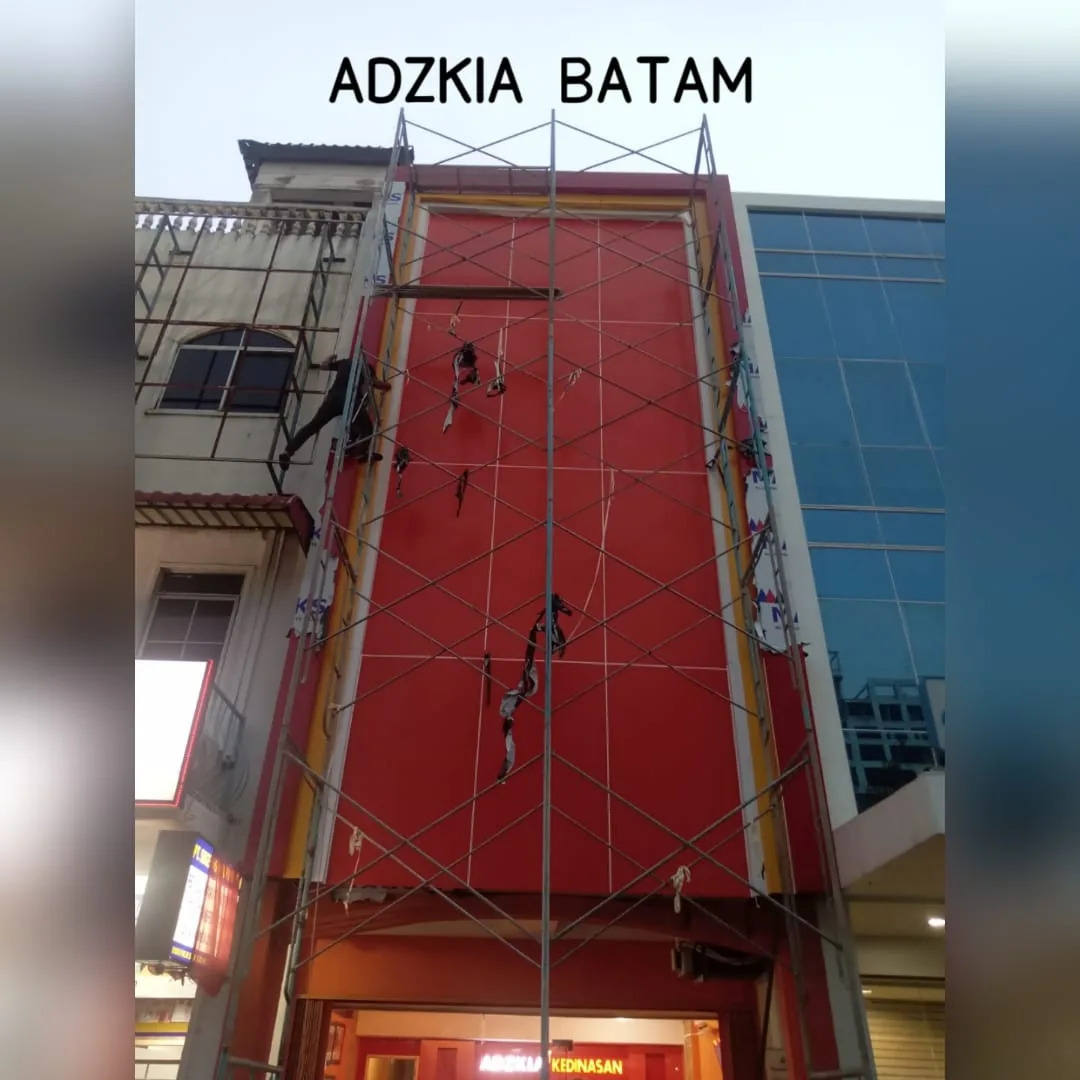 Pemasangan ACP merah pada fasad Adzkia Batam